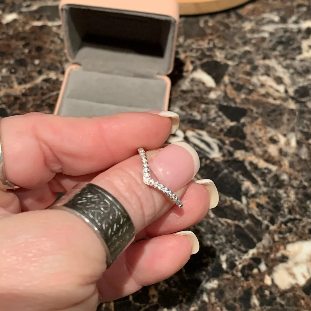 #239 Beautiful Chevron V shaped Moissanite ring - Picture 4 of 5